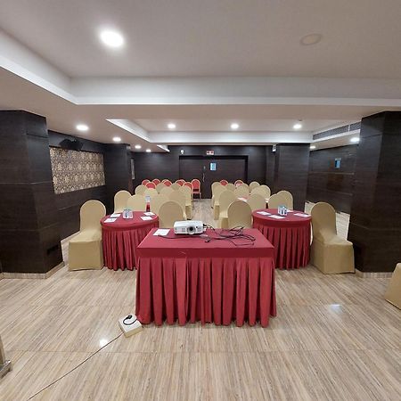 Central Beacon Hotel Сурат Экстерьер фото