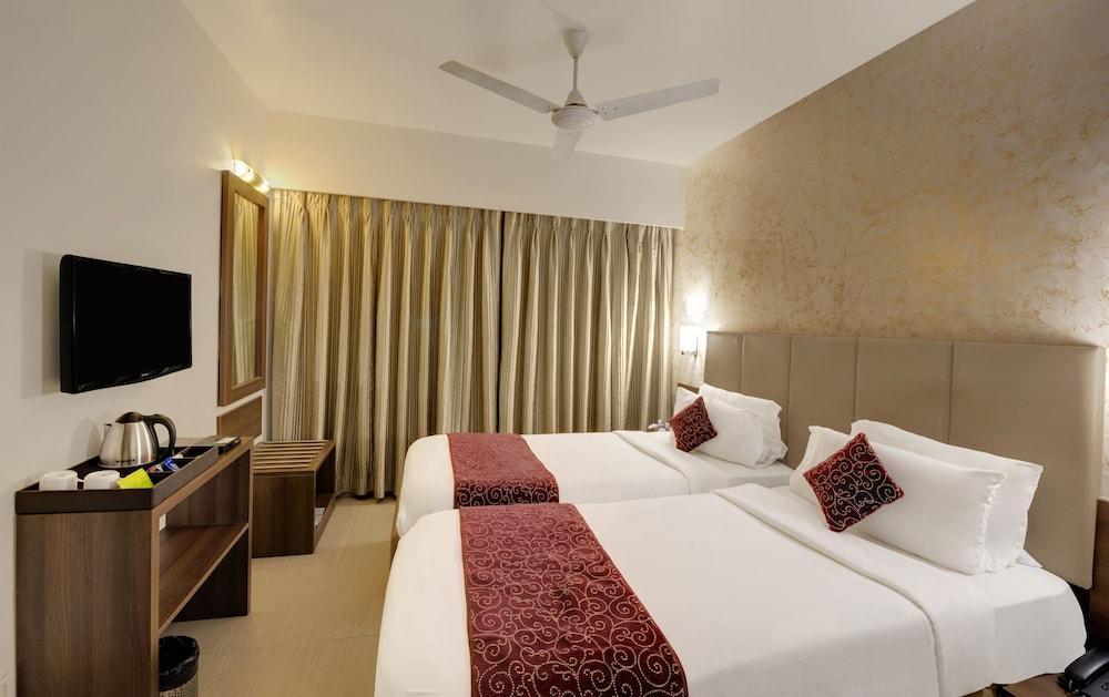 Central Beacon Hotel Сурат Экстерьер фото