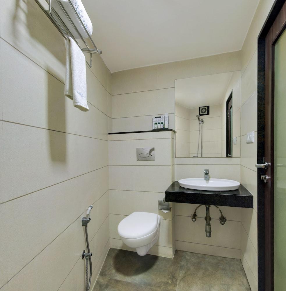 Central Beacon Hotel Сурат Экстерьер фото