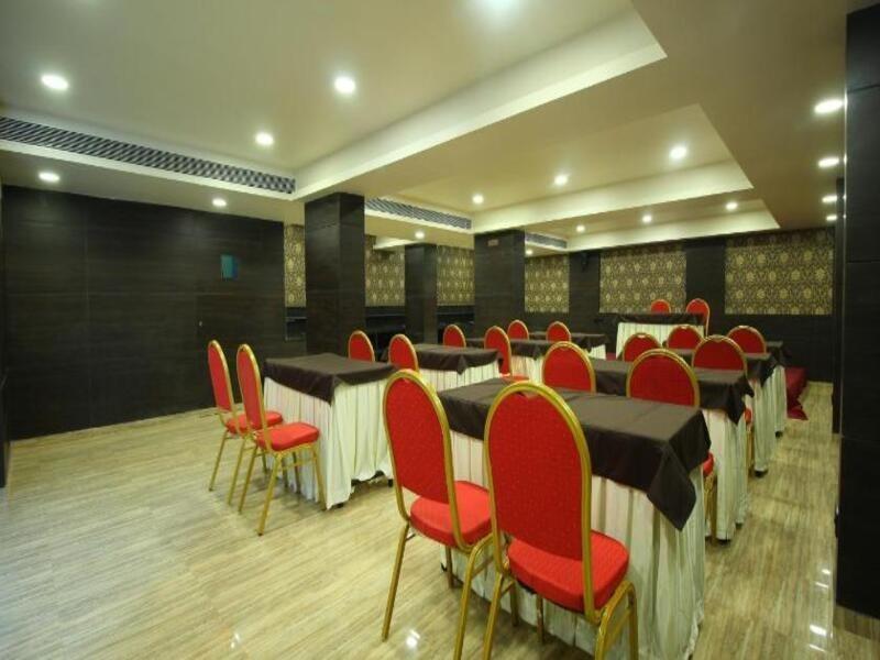 Central Beacon Hotel Сурат Экстерьер фото