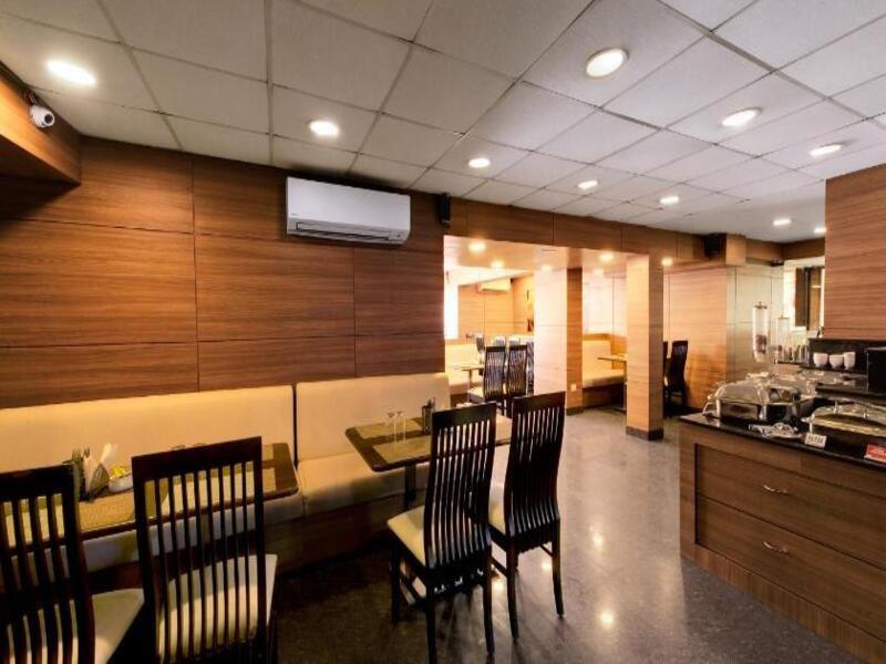 Central Beacon Hotel Сурат Экстерьер фото