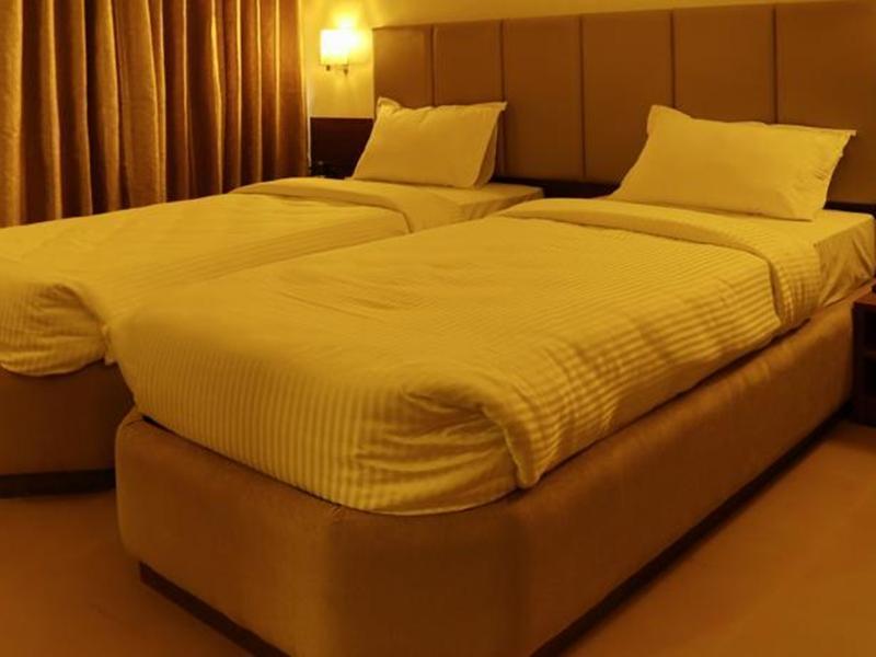 Central Beacon Hotel Сурат Экстерьер фото