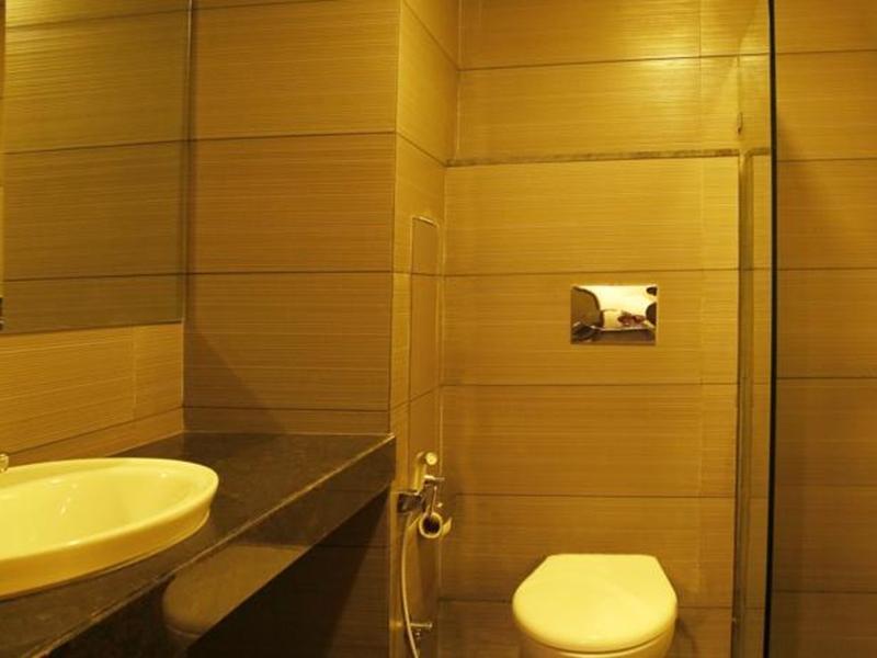 Central Beacon Hotel Сурат Экстерьер фото