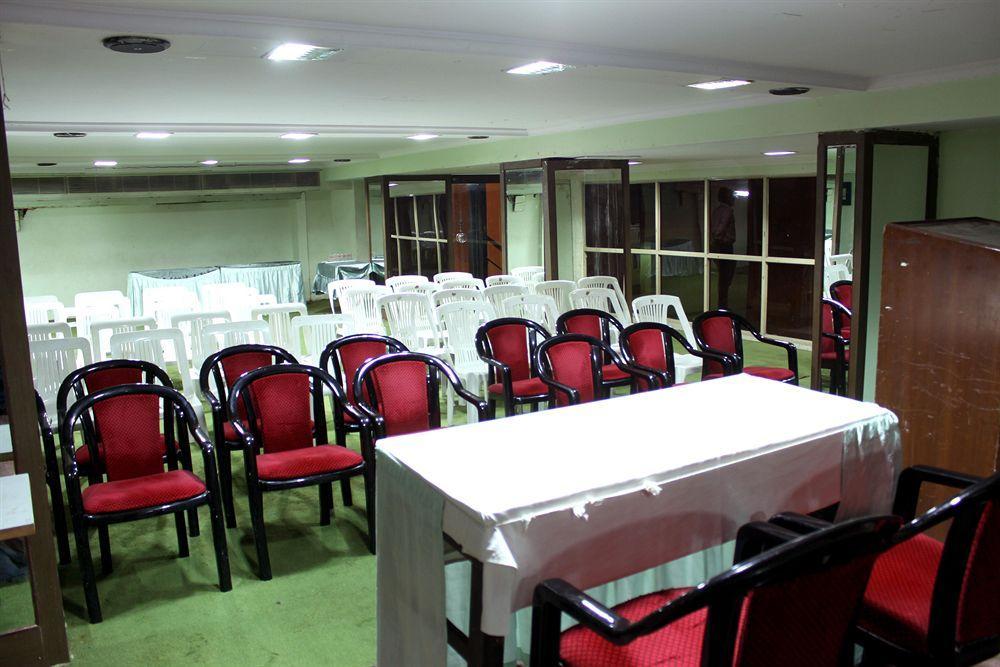 Central Beacon Hotel Сурат Экстерьер фото
