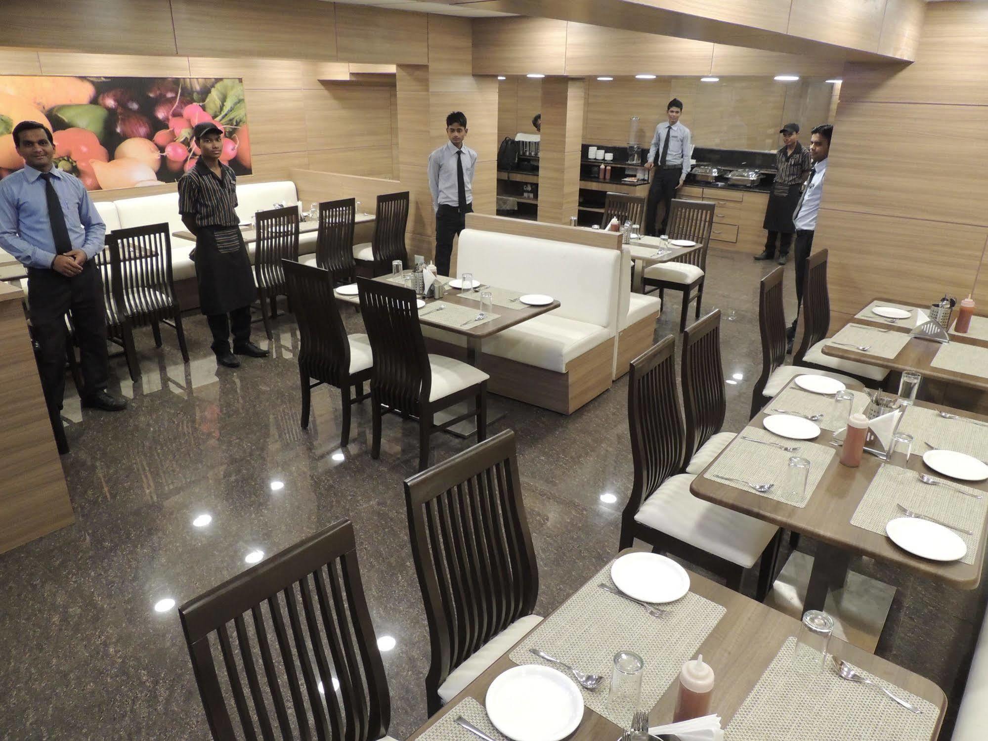 Central Beacon Hotel Сурат Экстерьер фото