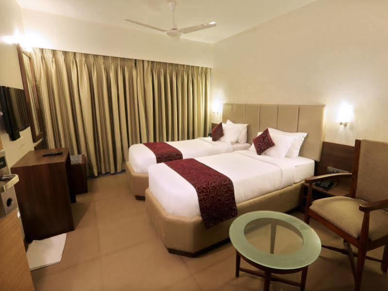 Central Beacon Hotel Сурат Экстерьер фото