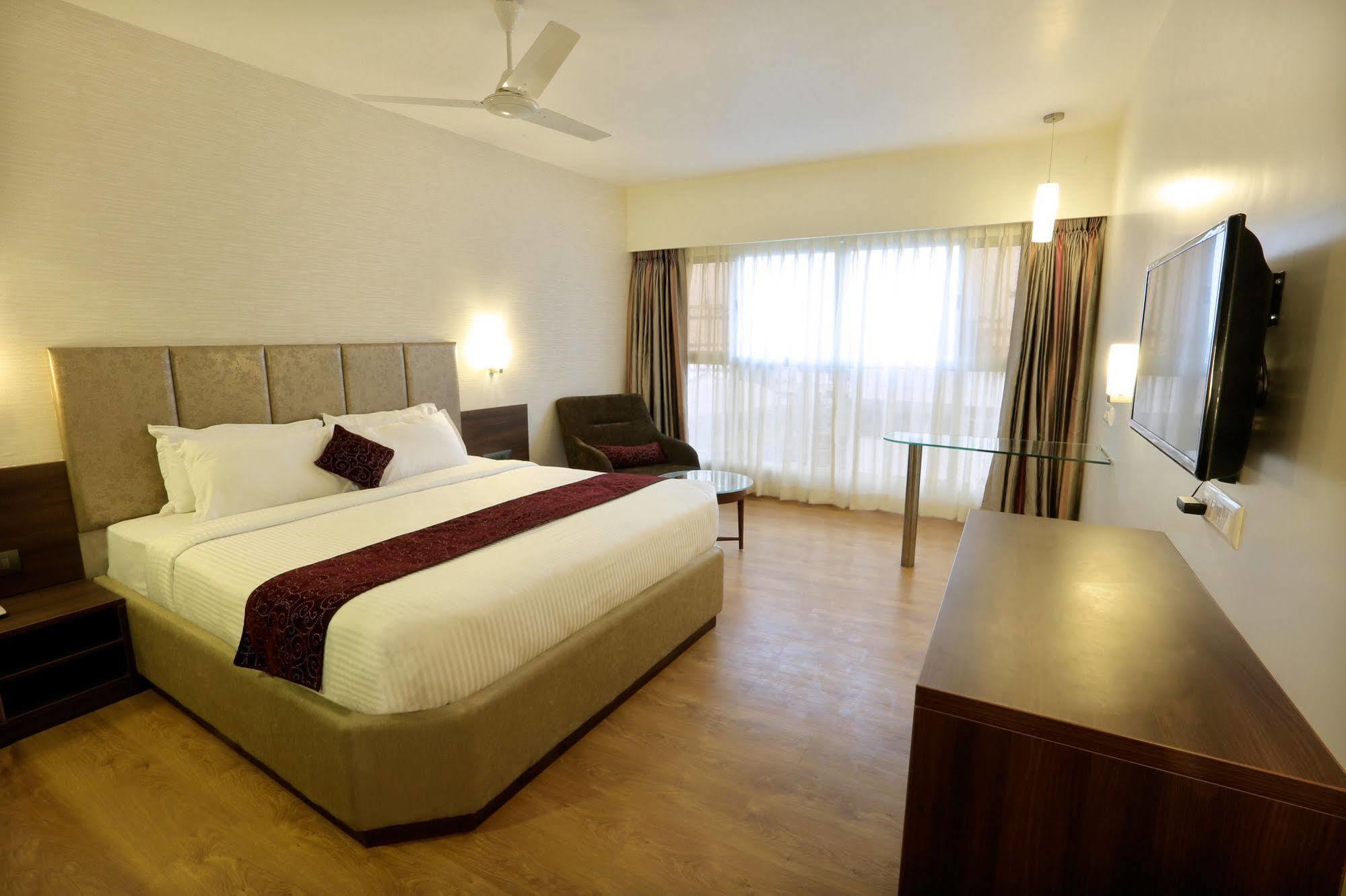 Central Beacon Hotel Сурат Экстерьер фото