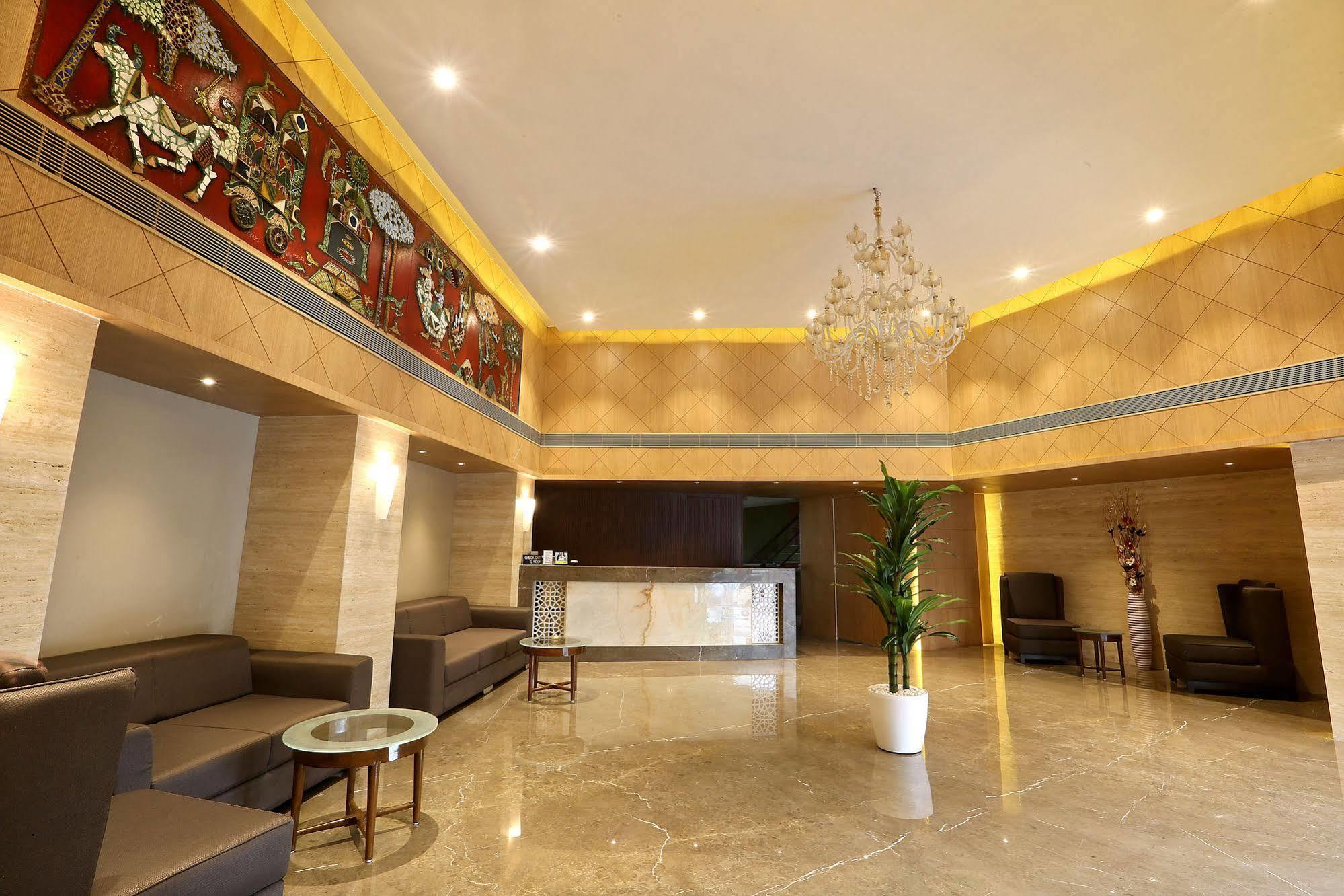 Central Beacon Hotel Сурат Экстерьер фото
