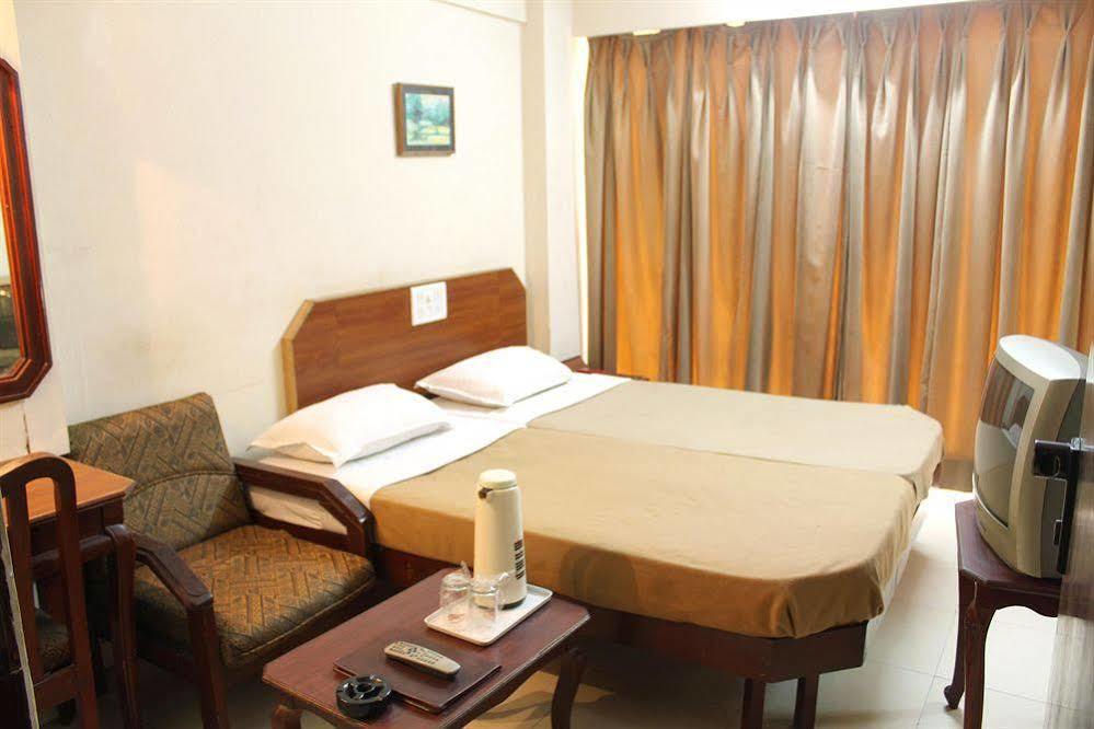 Central Beacon Hotel Сурат Экстерьер фото