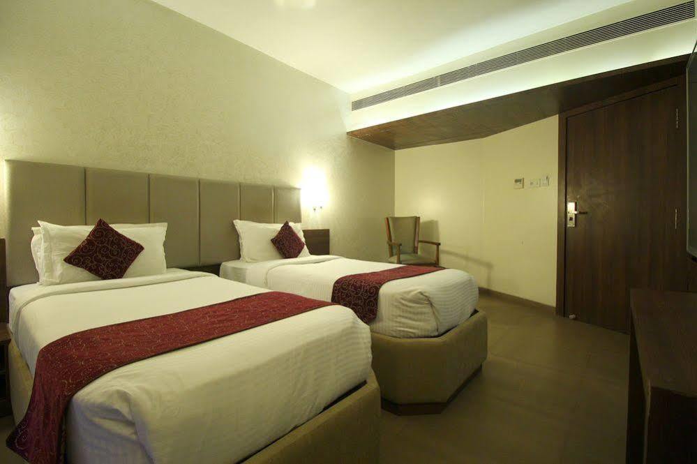 Central Beacon Hotel Сурат Экстерьер фото