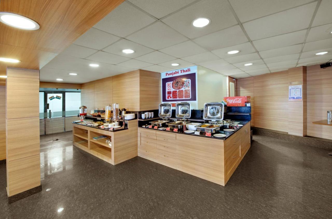 Central Beacon Hotel Сурат Экстерьер фото
