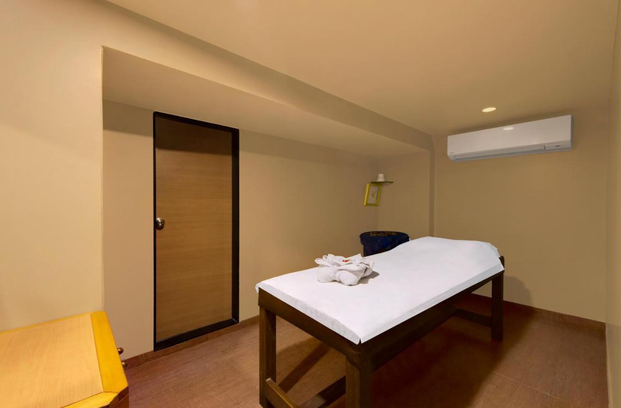 Central Beacon Hotel Сурат Экстерьер фото
