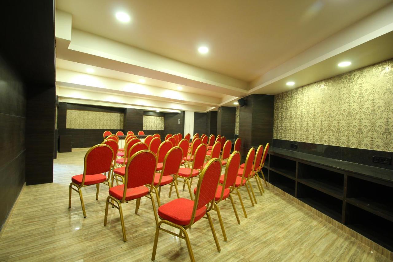 Central Beacon Hotel Сурат Экстерьер фото
