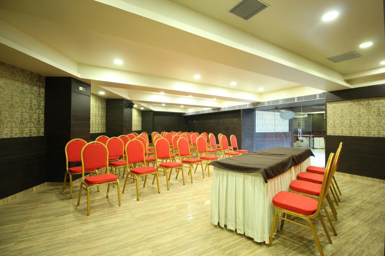Central Beacon Hotel Сурат Экстерьер фото